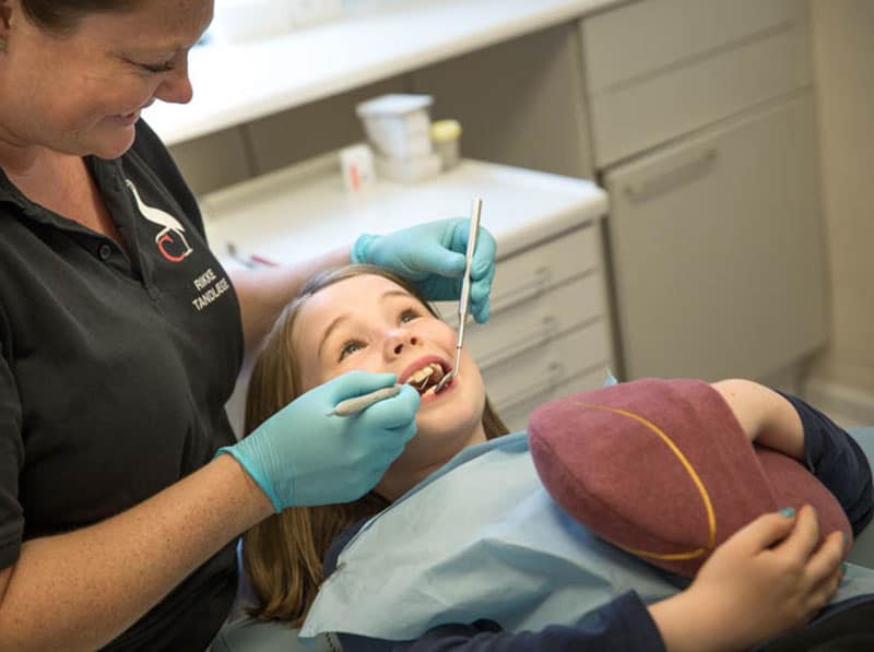 Girl at dentist with inmuRELAX2678-2 CROP