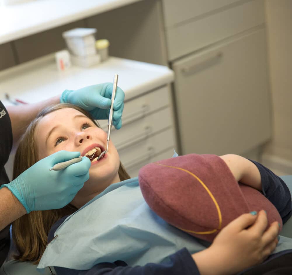 girl with inmuRELAX at dentist