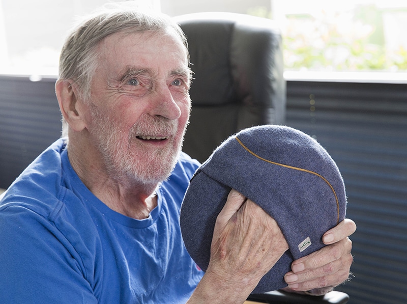 Man suffering from dementia with inmuRELAX in his hand